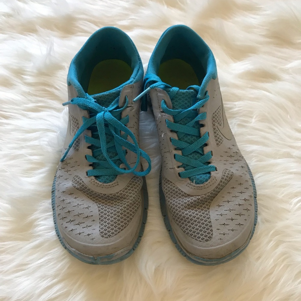 Size 7 NIKE running free runs